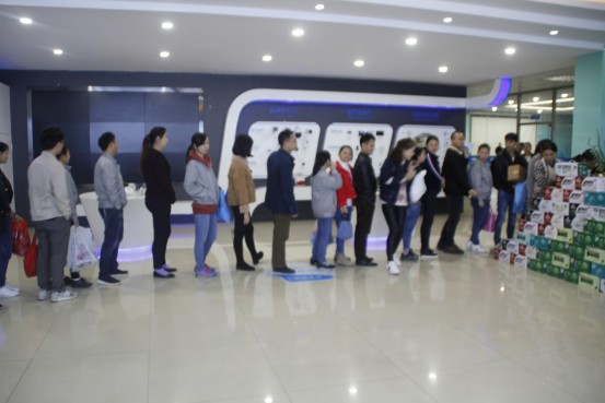 心系員工,公司為全體員工發(fā)放元旦福利