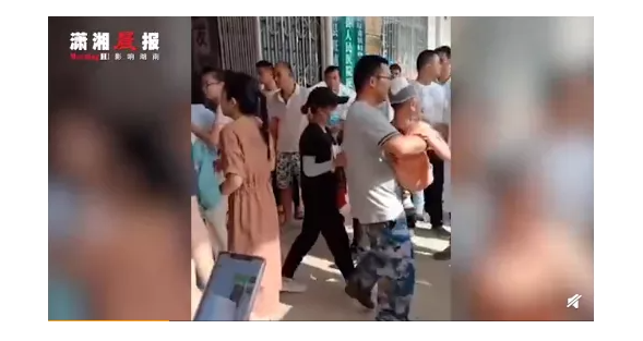 校園砍人事件再度發(fā)生！安裝 “ 校園一鍵報(bào)警器 ” 增強(qiáng)校園安全，做到人防、技防
