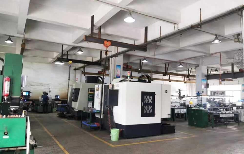 自有模具車(chē)間，擁有模具制作需要的各種機床、火花機、線(xiàn)切割機等設備，按客戶(hù)不同需要開(kāi)發(fā)新模。