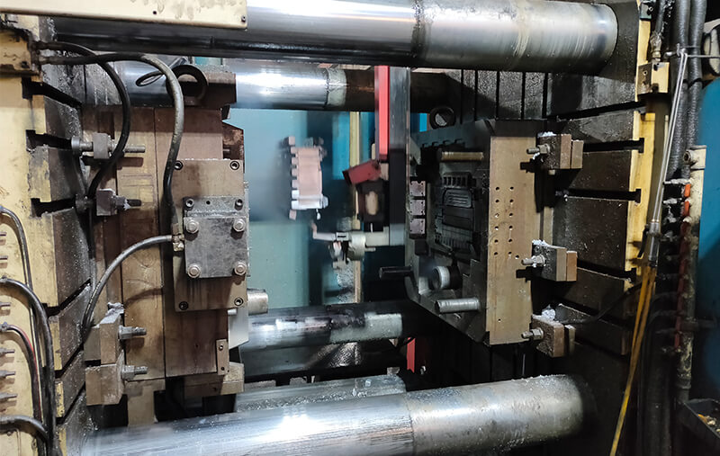 壓鑄成型，機器人取件