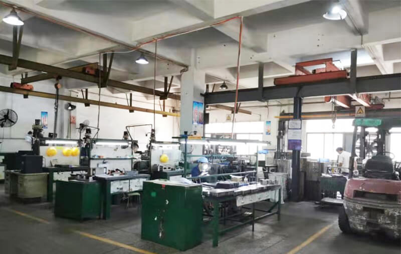 模房：線(xiàn)切割機，火花機，銑床，大磨床，精雕機共30臺。