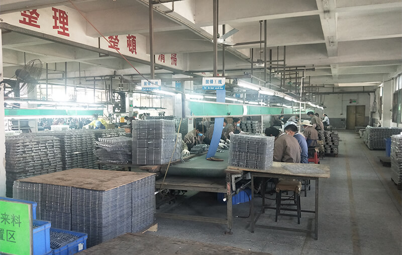 加工課：?jiǎn)屋S鉆床，整形線(xiàn)，去披鋒線(xiàn)，多軸鉆孔機，拉砂機，攻牙機，打磨線(xiàn)，甩干機等共55臺。