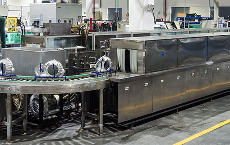 表面處理：噴砂，噴油，噴漆，噴粉，拋丸，流水線(xiàn)烘干線(xiàn)，超聲波清洗，磨光等共37臺。